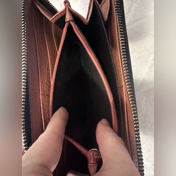 Gucci *Pristine* Soho Clutch Leather Wallet - Picture 7 of 8